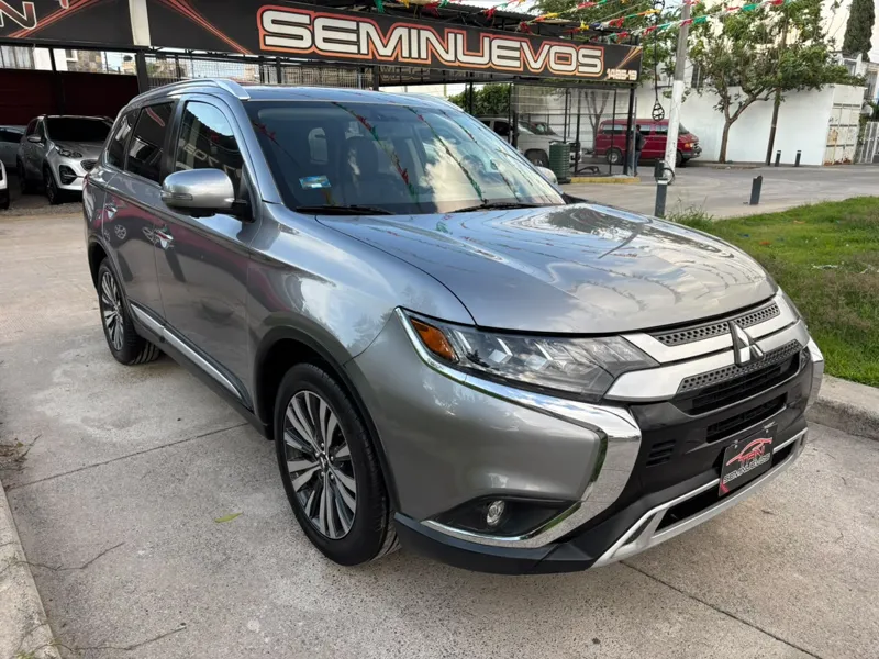 Mitsubishi Outlander Limited 2019 en el lote de TRN Seminuevos