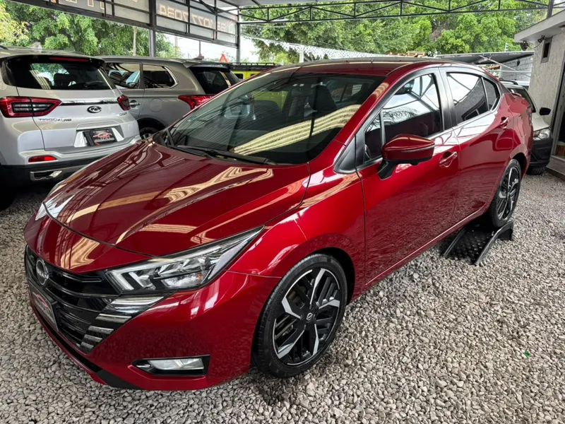 Nissan Versa Exclusive 2023 en el lote de TRN Seminuevos