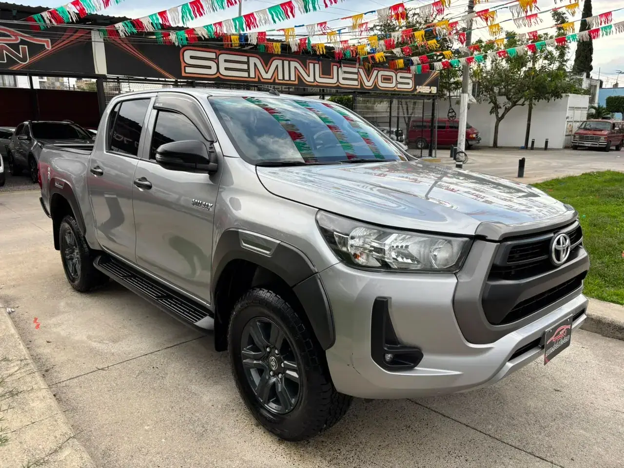 Toyota Hilux SR 2023 en el lote de TRN Seminuevos