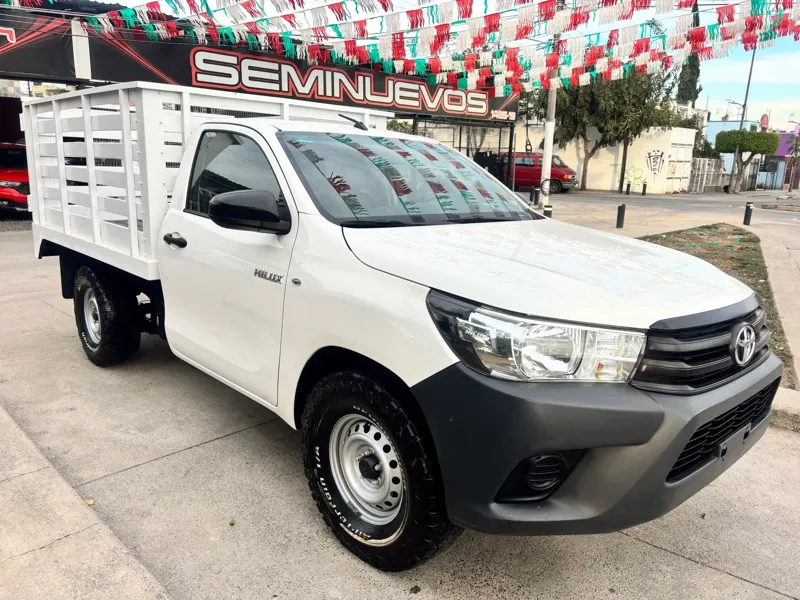Toyota Hilux Estacas 2022 en el lote de TRN Seminuevos