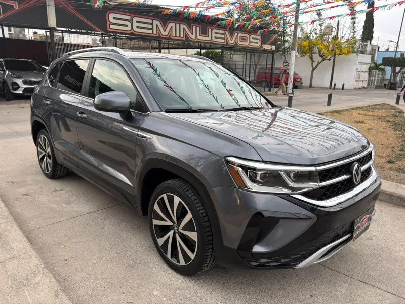 Volkswagen Taos Highline 2021 en el lote de TRN Seminuevos